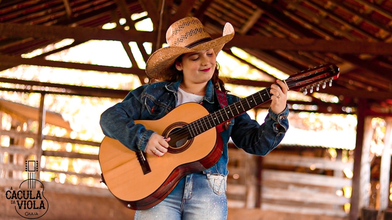Giulia Foganholli apresenta seu novo trabalho autoral “A Caçula da Viola”