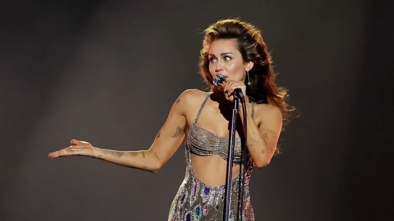 Miley Cyrus encanta fãs ao cantar “Flowers” no Grammy 2024