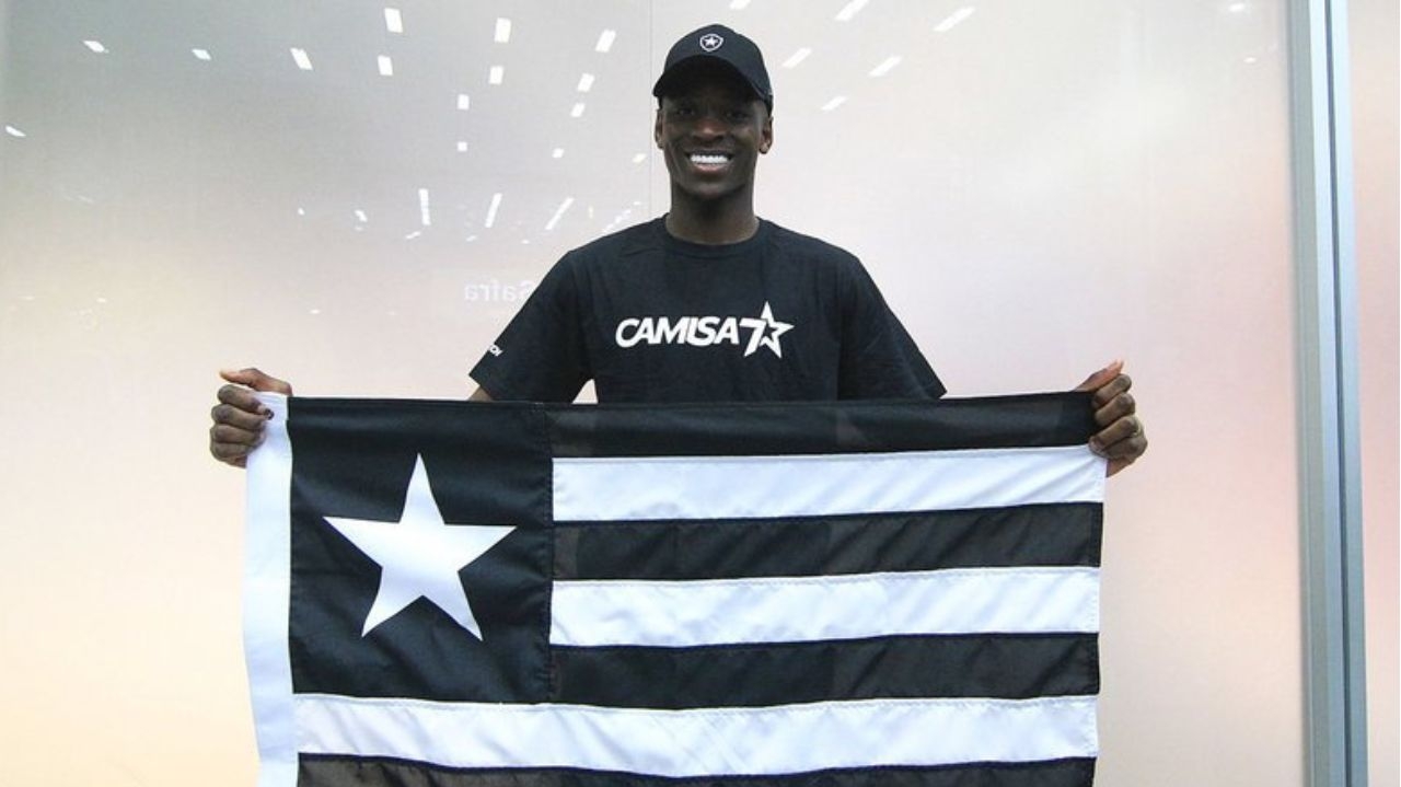 Luiz Henrique se apresenta ao Botafogo e revela estar à disposição para enfrentar o Flamengo