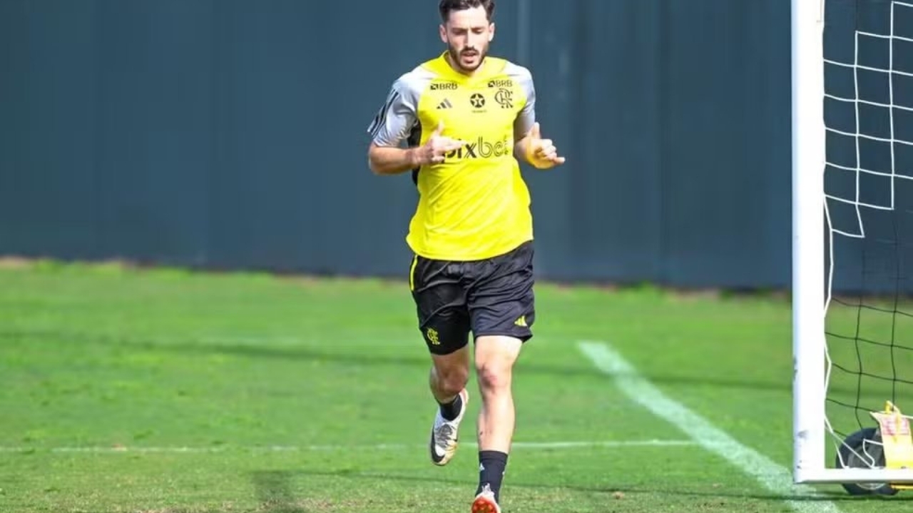 Viña treina pela primeira vez no campo desde que chegou ao Flamengo