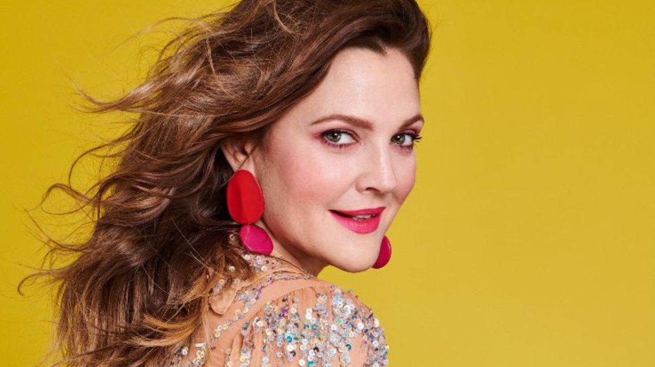 Drew Barrymore relata que não está preparada para assumir fios grisalhos