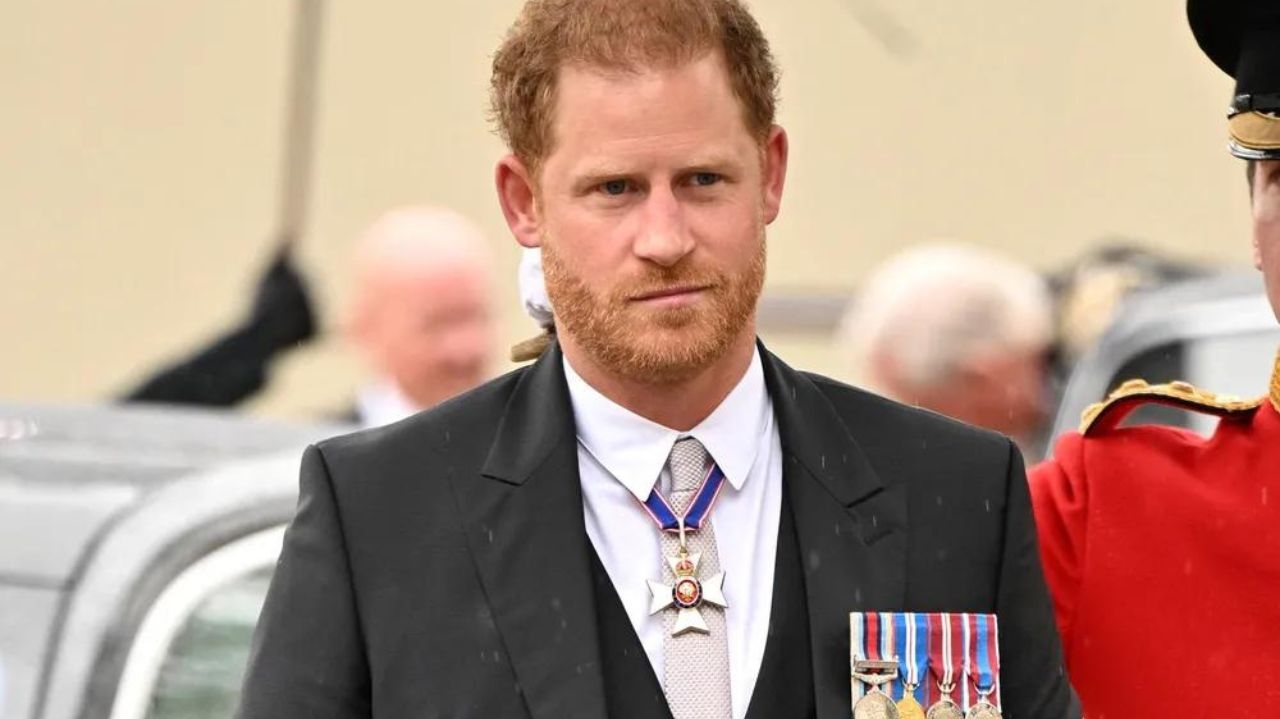 Príncipe Harry visita rei Charles III e levanta especulações sobre possível reconciliação