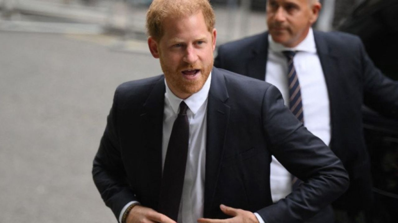 Príncipe Harry visita o pai, após diagnóstico de câncer, mas não pretende encontrar William