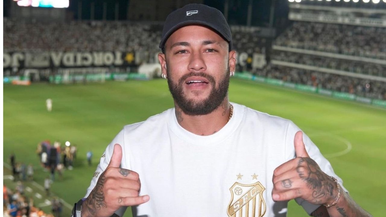 Neymar vai a Vila Belmiro e causa alvoroço na torcida
