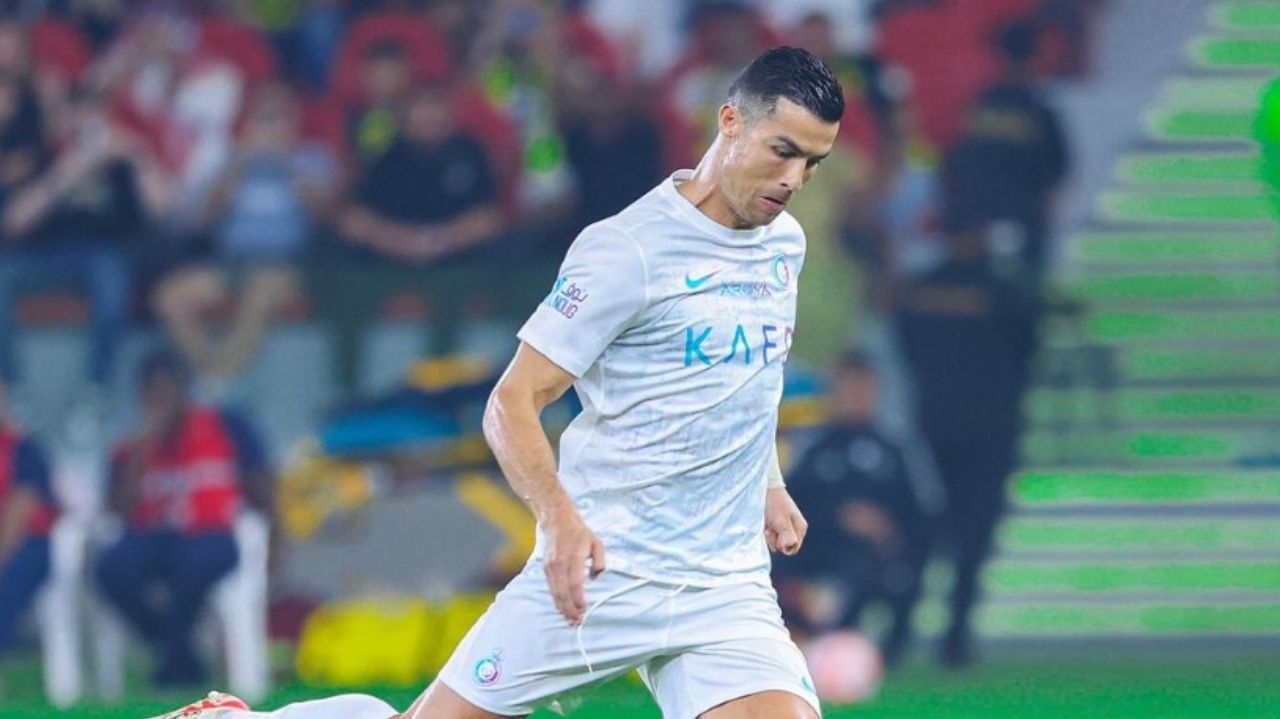 Após a derrota do Al-Nassr, Cristiano Ronaldo faz gesto obsceno com bandeira