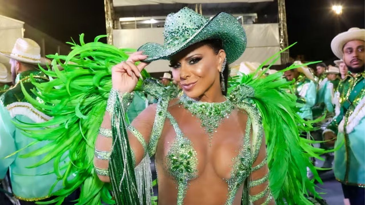 Em desfile para Mancha Verde, Viviane Araújo atrai atenção com fantasia reveladora