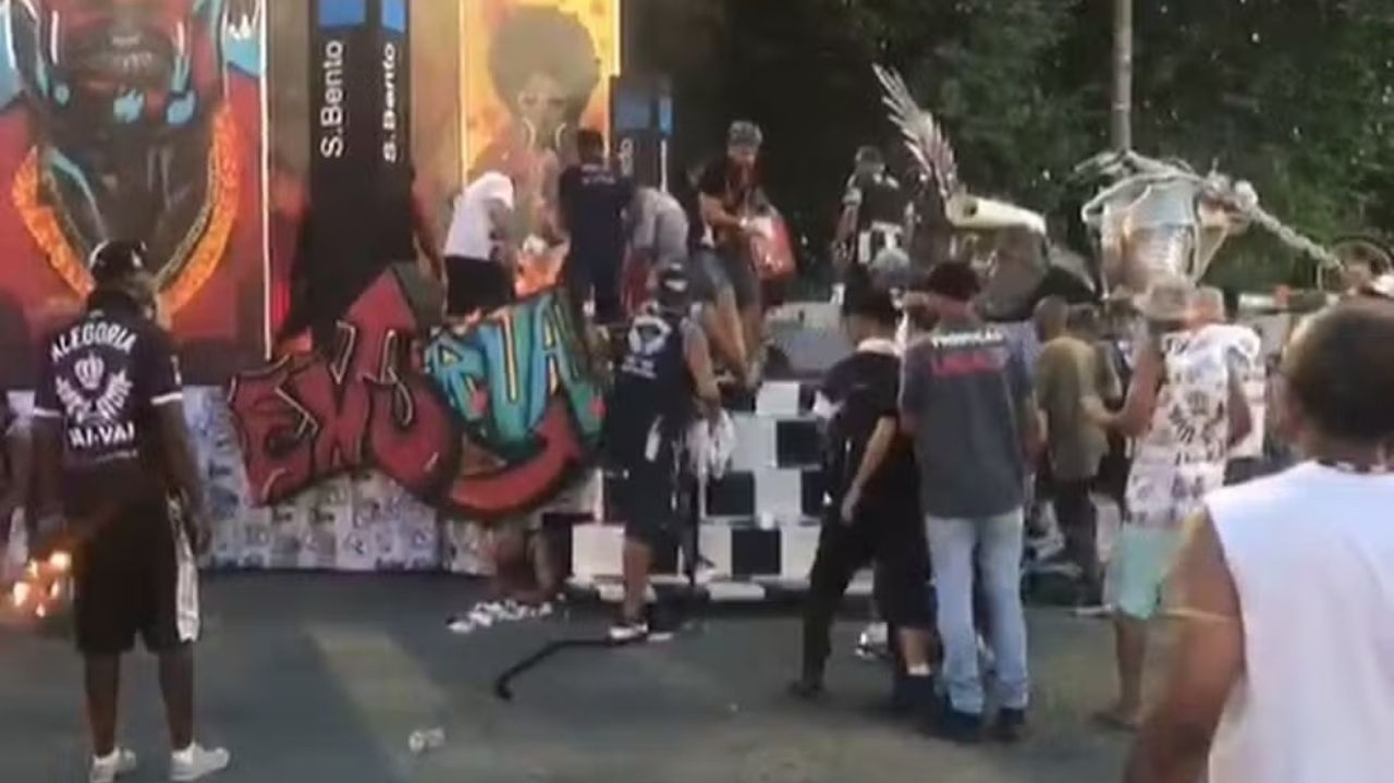 Princípio de incêndio atinge carro da Vai-Vai, neste sábado