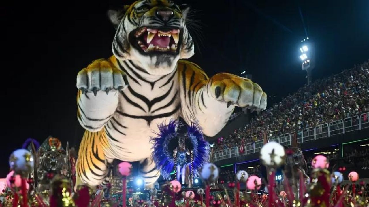 Mulher é atingida por grade após o carro da Porto da Pedra ter problemas na manobra