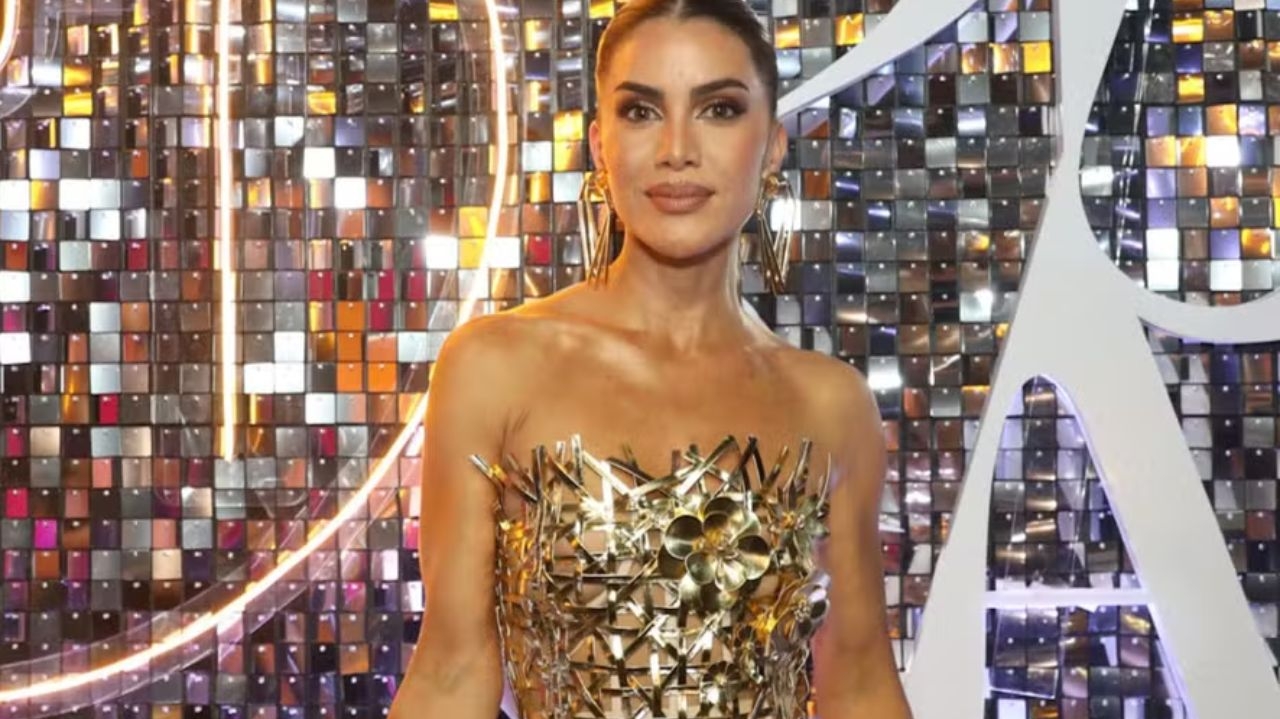 Look de Camila Coelho na Sapucaí foi feito a mão e com exclusividade