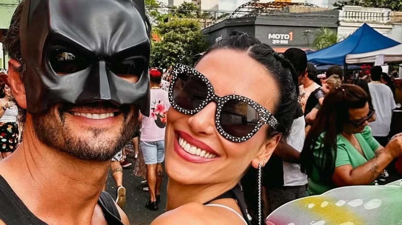 Rodrigo Santoro cai na folia com a esposa Mel Fronckowiak e a filha Nina
