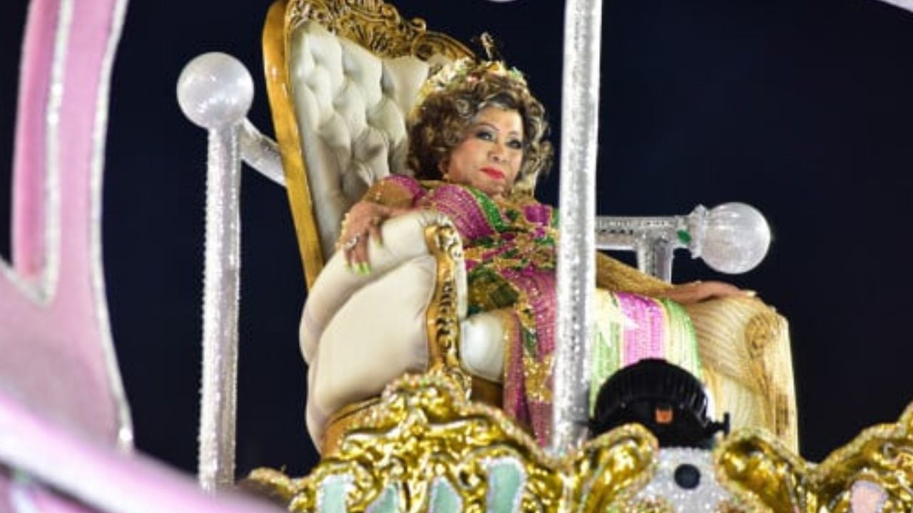“Rainha do Samba”, Alcione, é homenageada pela Mangueira após passar mal