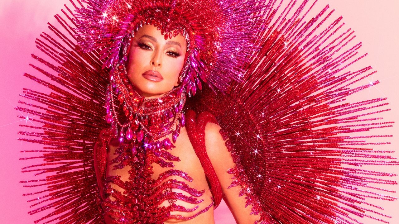 Sabrina Sato desfila na Vila Isabel com look icônico representando a corrente sanguínea