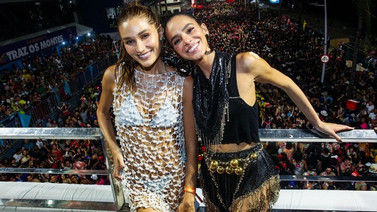 Bruna Marquezine e Sasha Meneghel curtem Carnaval na Sapucaí