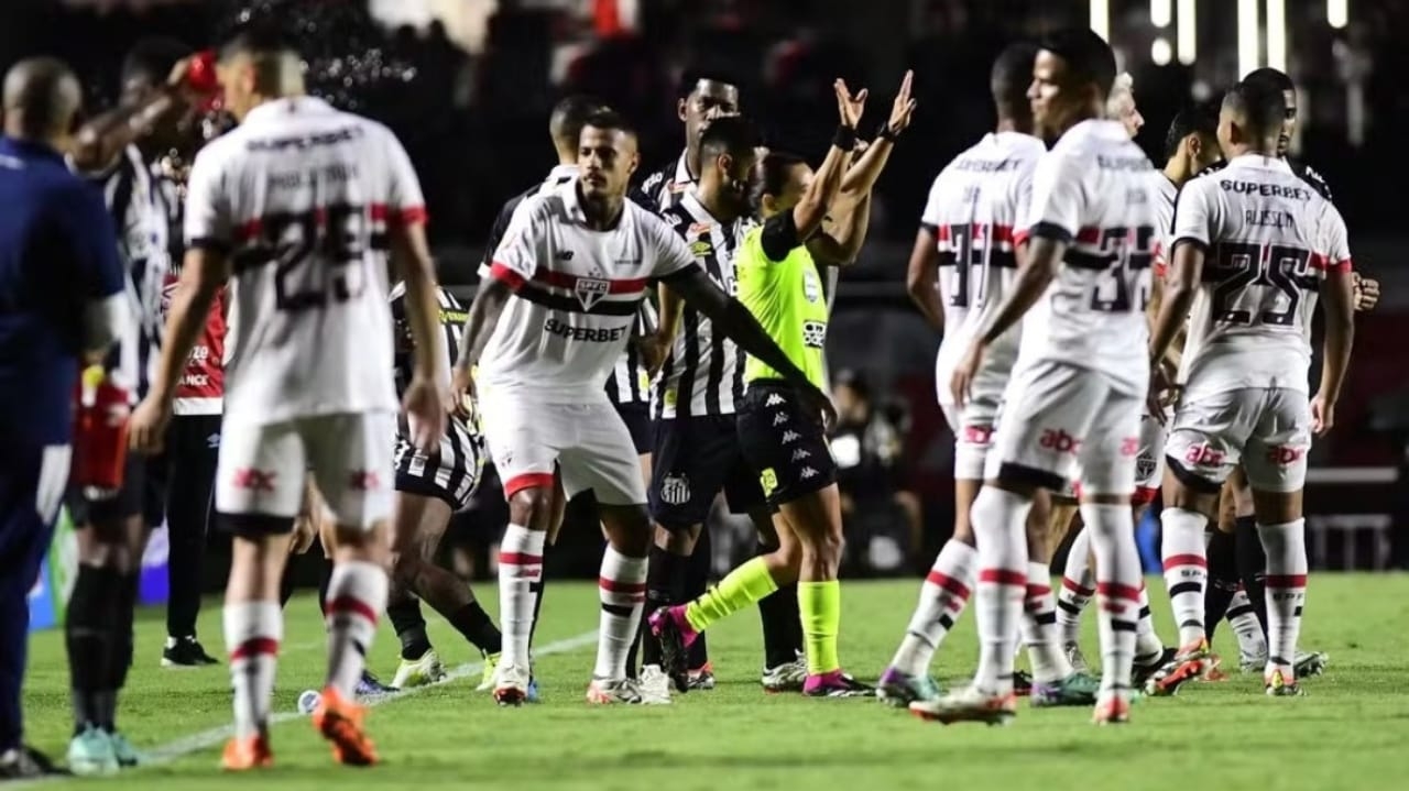Julio Casares reclama de atuação da arbitragem no clássico entre São Paulo e Santos