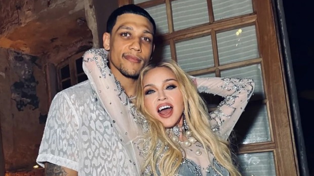 Namorado de Madonna posta foto sexy com a cantora nas redes sociais