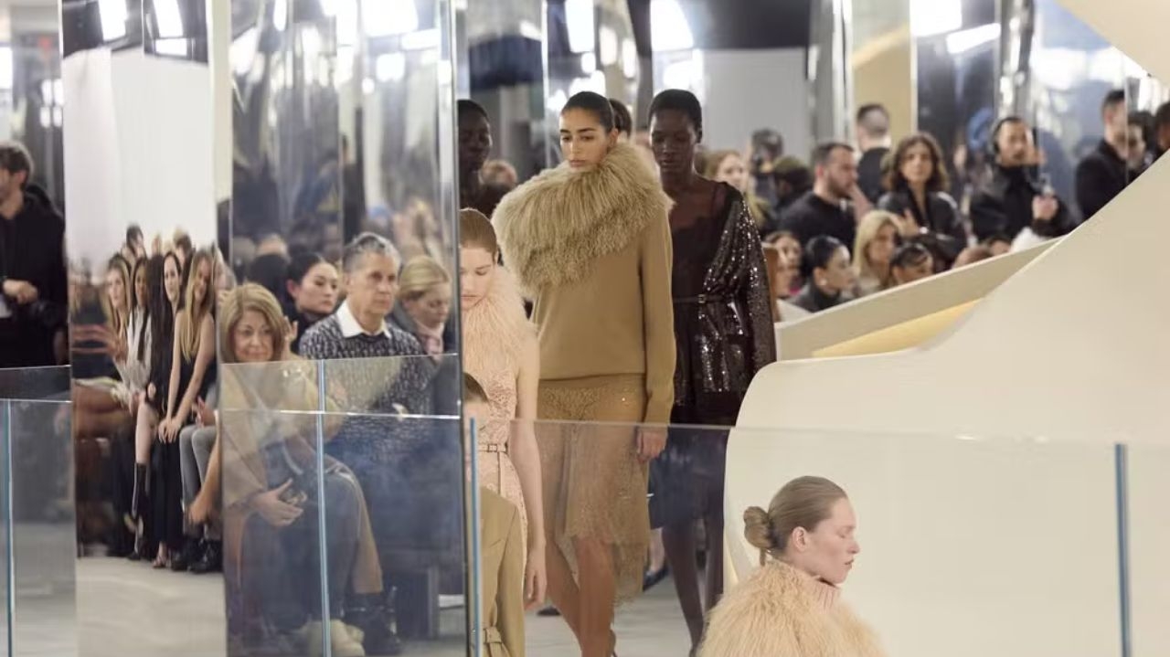 Michael Kors traz a simplicidade como inspiração na coleção inverno 2024