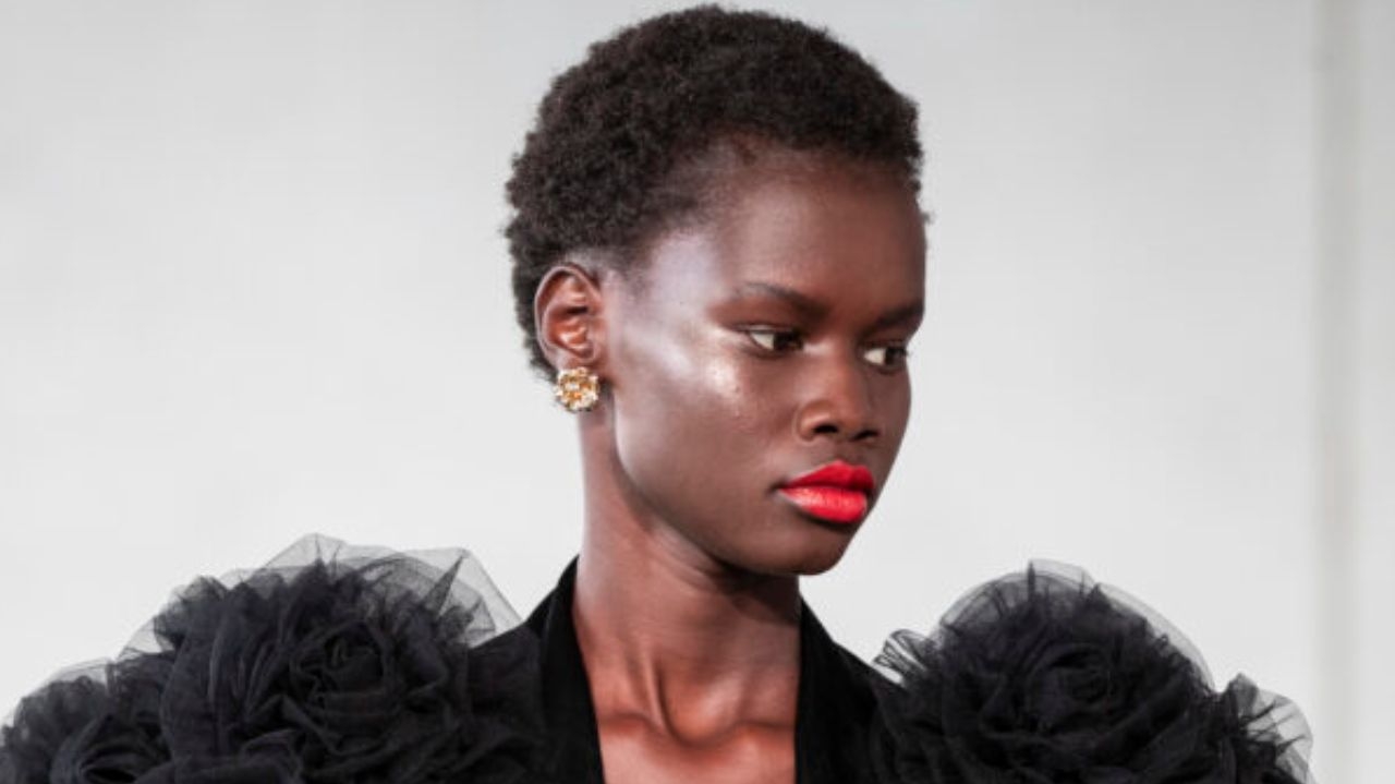 Batom vermelho faz sucesso nas passarelas da NYFW 2024