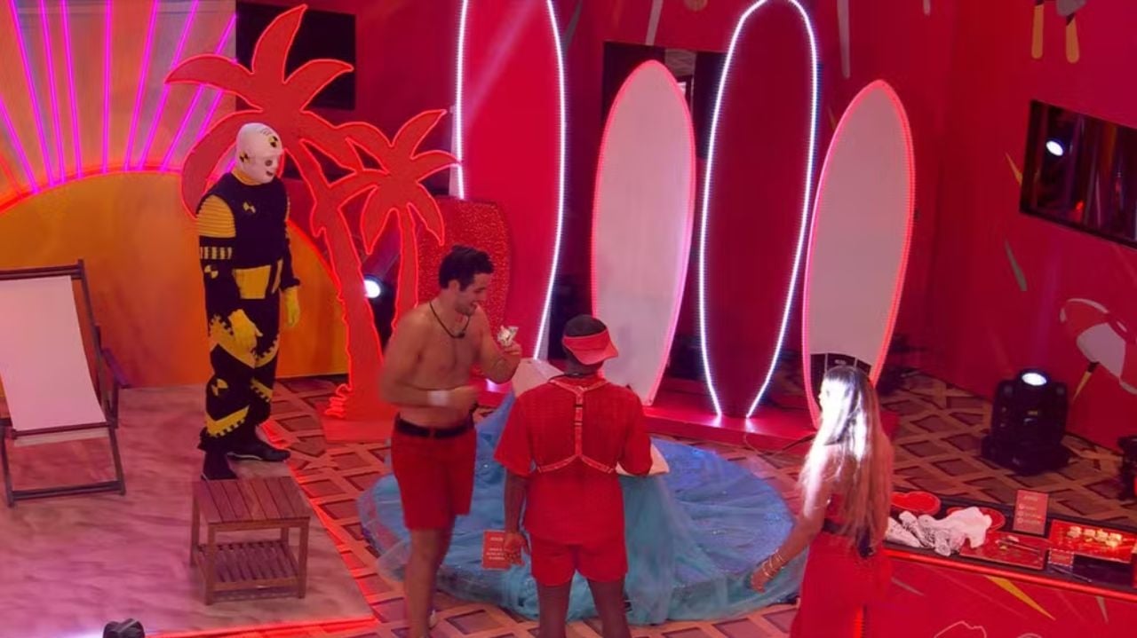 BBB 24: Matteus chama Yasmin para se aventurar no simulador de surf durante a festa