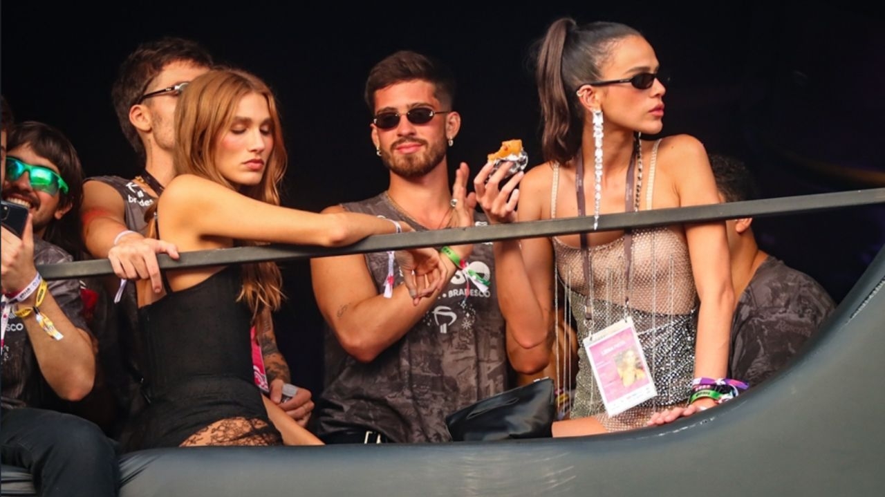 Bruna Marquezine e João Guilherme são vistos em camarote no Carnaval do Rio