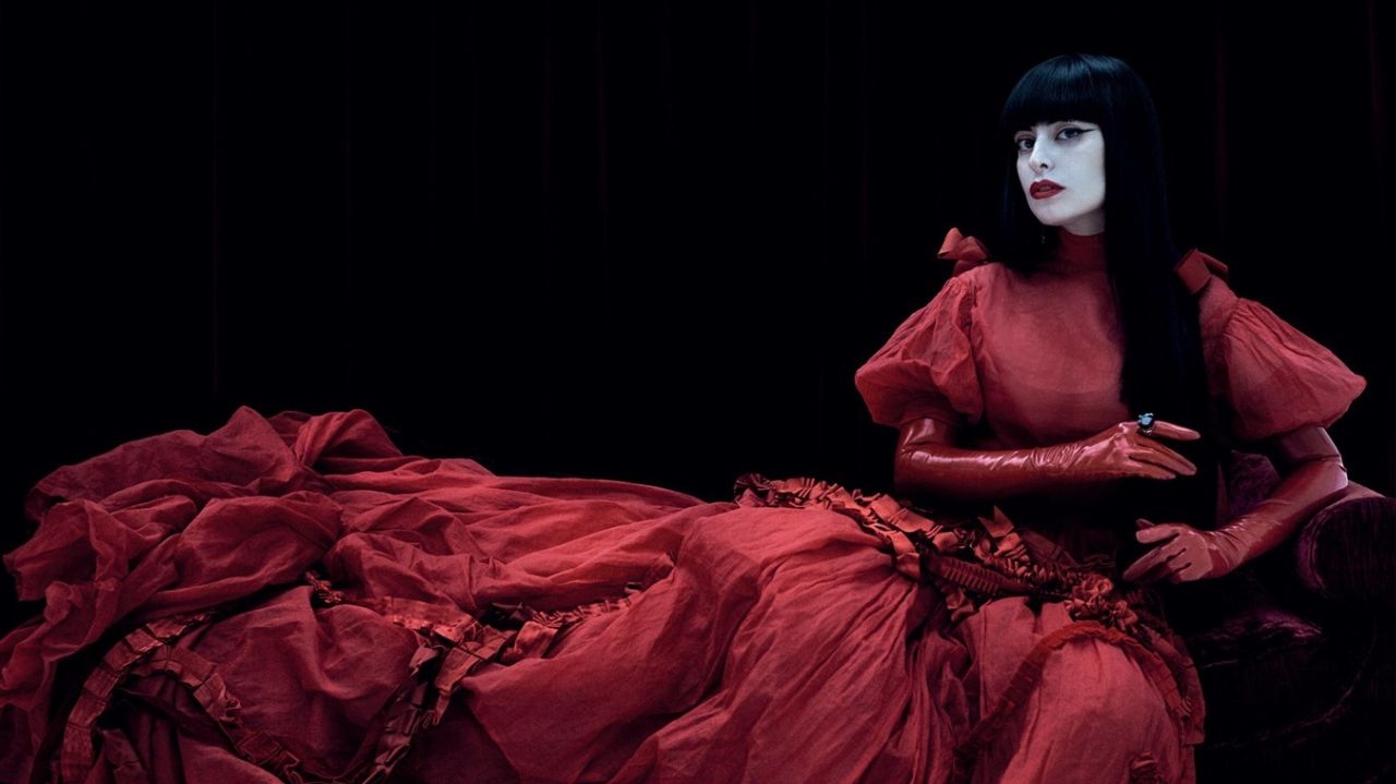 Designer britânica, Dilara Findikoglu, retorna a passarela com perfomance melodramática