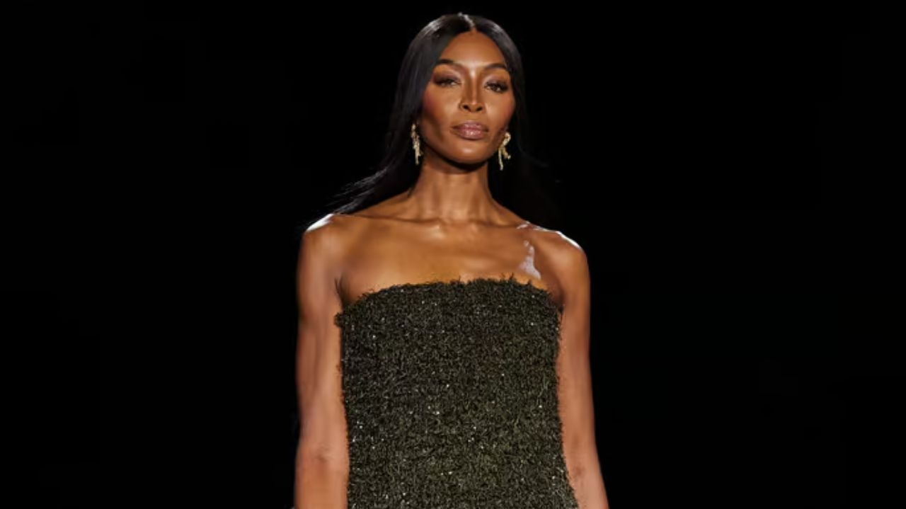 Naomi Campbell encerra London Fashion Week em desfile para Burberry