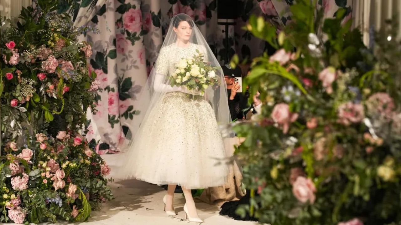 Confira a nova coleção de Inverno 2024 por Richard Quinn