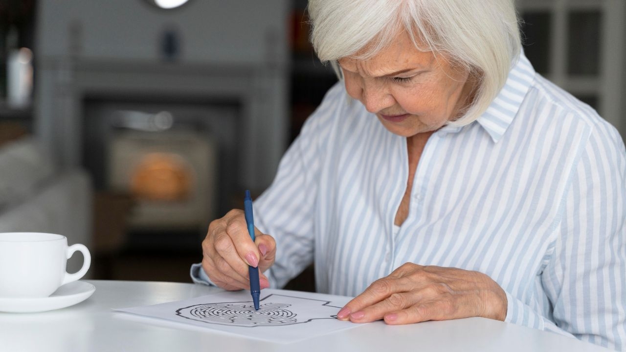 Fevereiro Roxo: entenda quais são os primeiros sinais do Alzheimer antes da perda de memória
