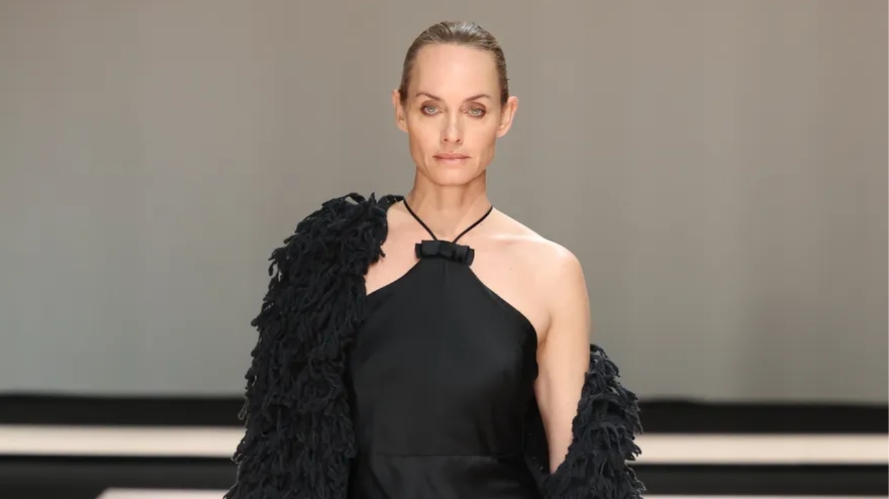 Amber Valletta desfila na estreia da Twinset na Semana de Moda de Milão