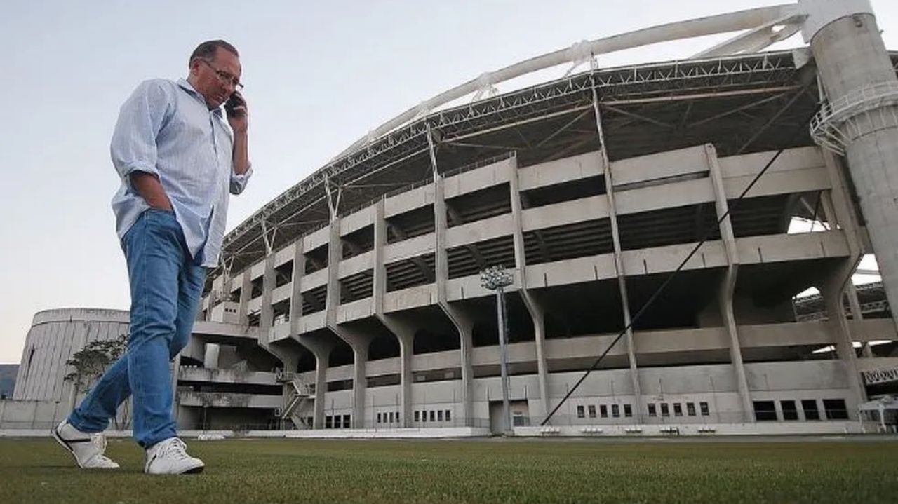 John Textor toma a frente de buscas por um novo técnico do Botafogo e prioriza tática ofensiva