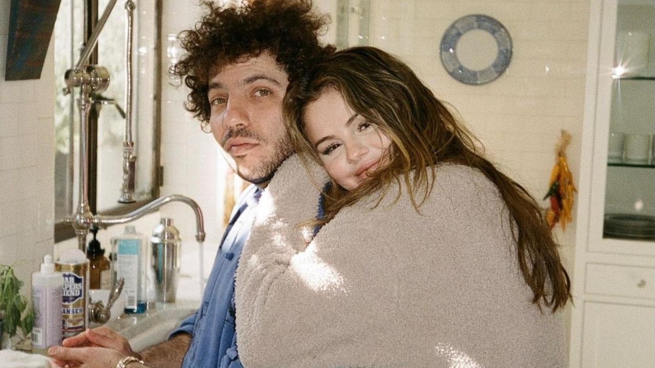 Selena Gomez fala sobre romance com Benny Blanco: “um sentimento de segurança”