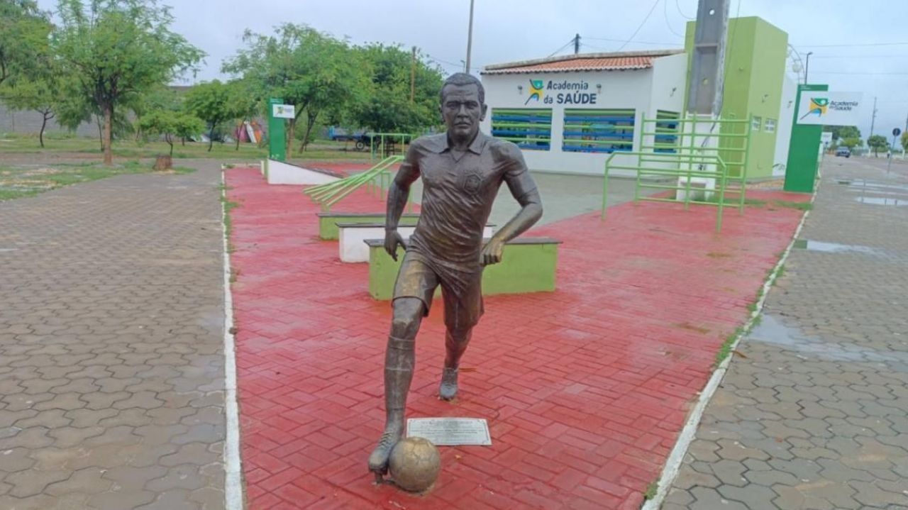 Moradores de Juazeiro exigem retirada da estátua de Daniel Alves