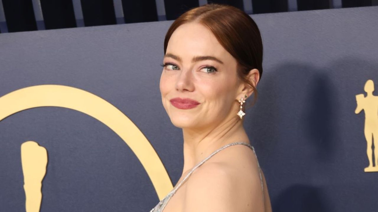 Emma Stone brilha no tapete vermelho do SAG Awards 2024