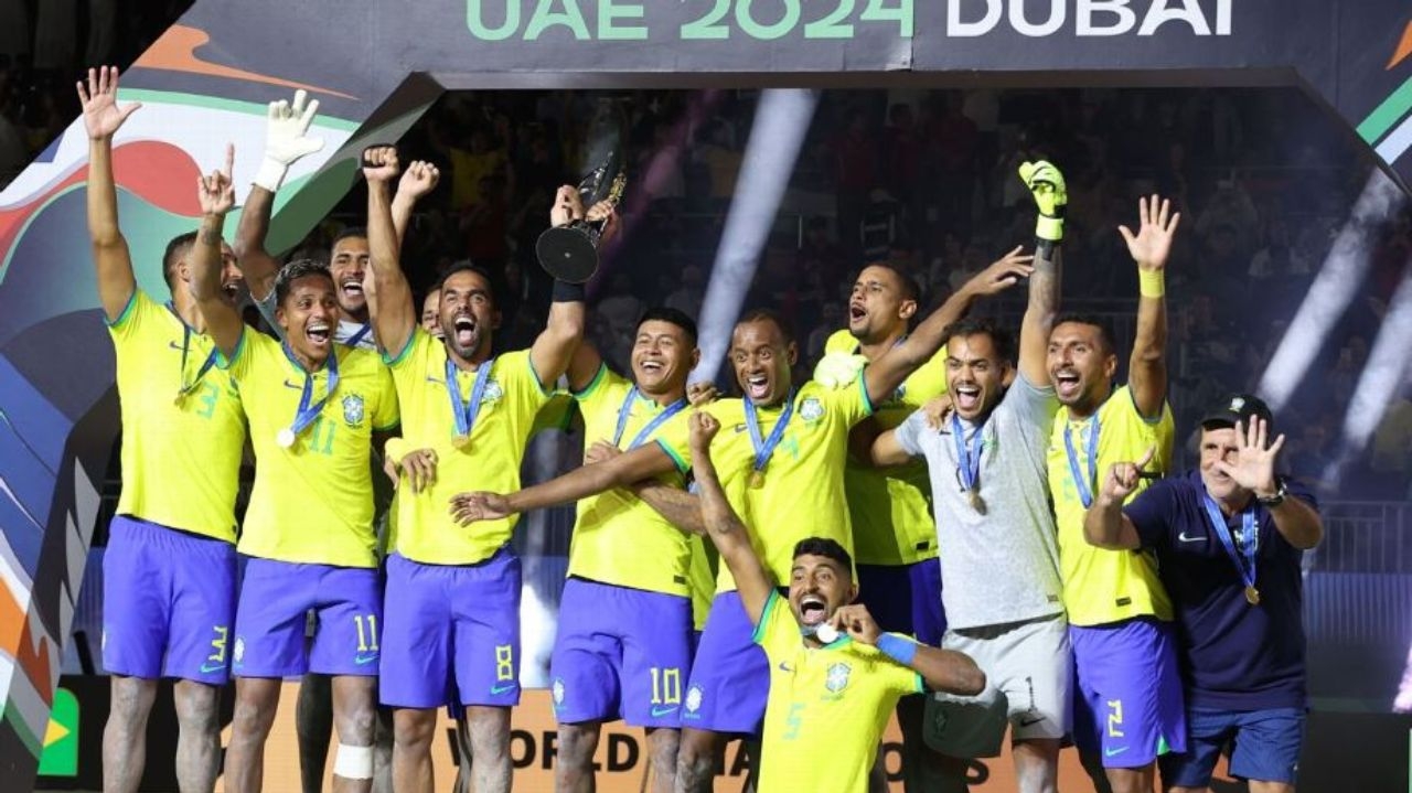 Brasil derrota a Itália e é campeão do mundo no futebol de areia