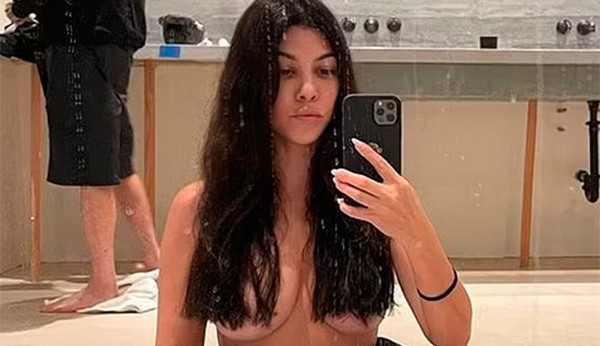 Quase escapa nudez de Kourtney Kardashian