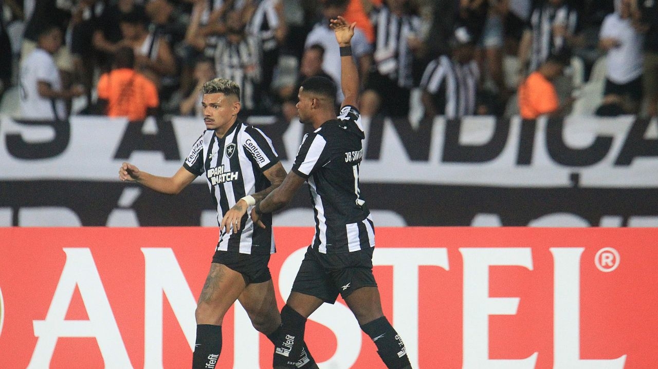 Júnior Santos eterniza seu nome ao marcar quatro gols pelo Botafogo na Libertadores