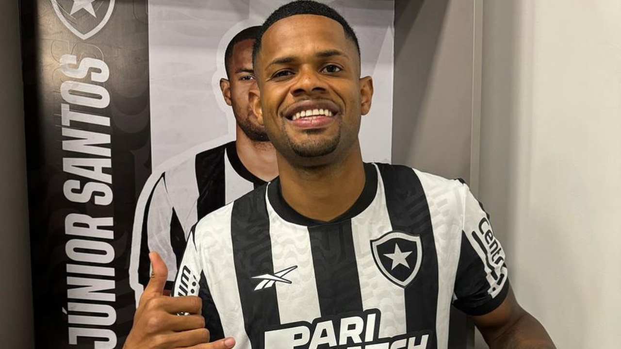 Botafogo goleia e avança na Libertadores com quatro gols de Júnior Santos