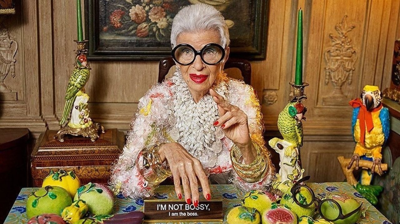 Iris Apfel, ícone da moda, morre aos 102 anos