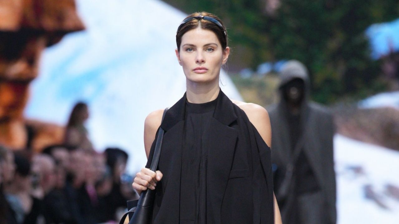 Isabeli Fontana desfila para Balenciaga sob olhares de Kim Kardashian e Serena Williams