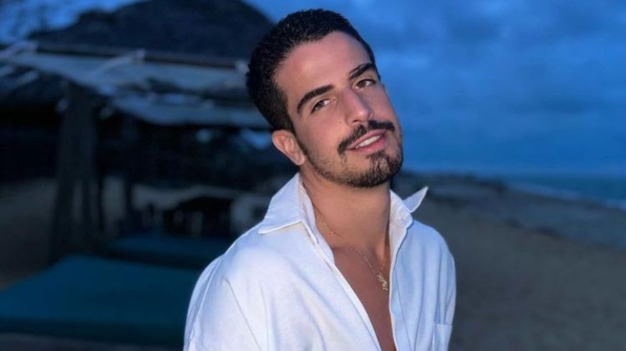 Enzo Celulari é flagrado com uma mulher rebolando em seu colo