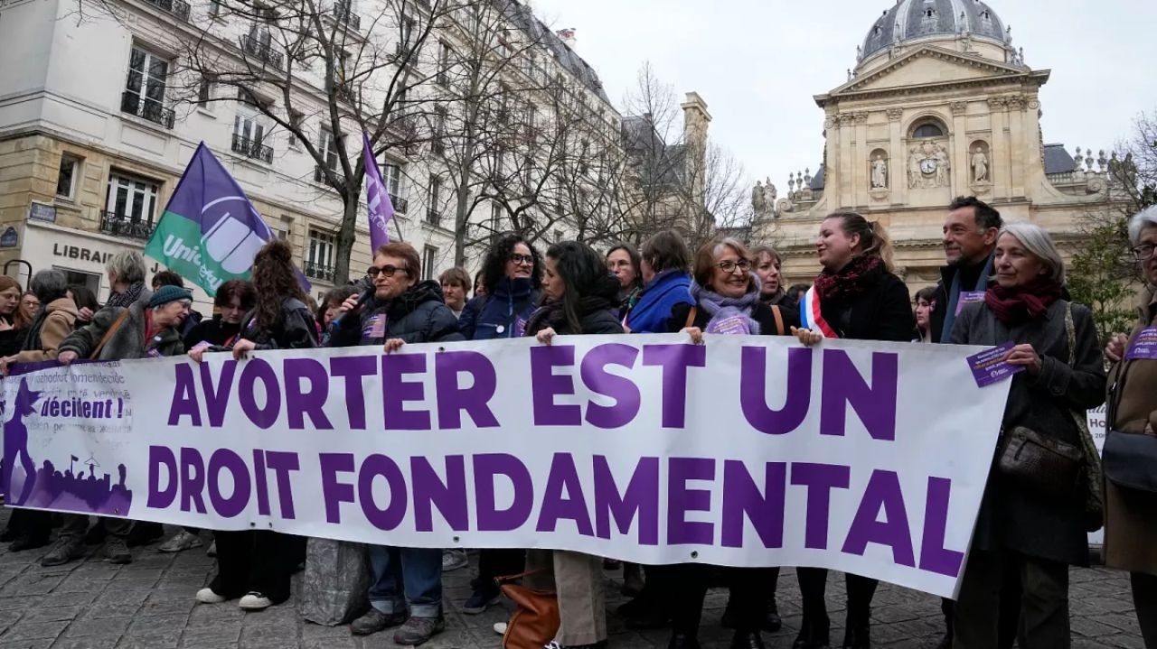França se torna primeiro país a incluir direito ao aborto na Constituição