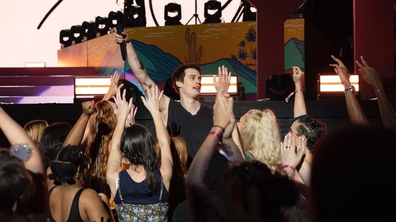 Nicholas Galitzine será galã e cantor de boyband em “Uma Ideia de Você”
