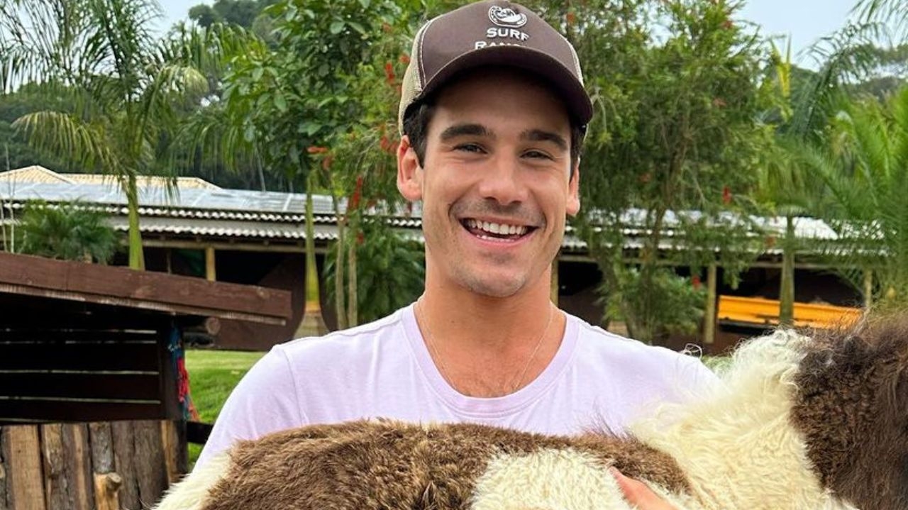 Nicolas Prattes recebe elogios de Sabrina Sato ao compartilhar foto andando a cavalo