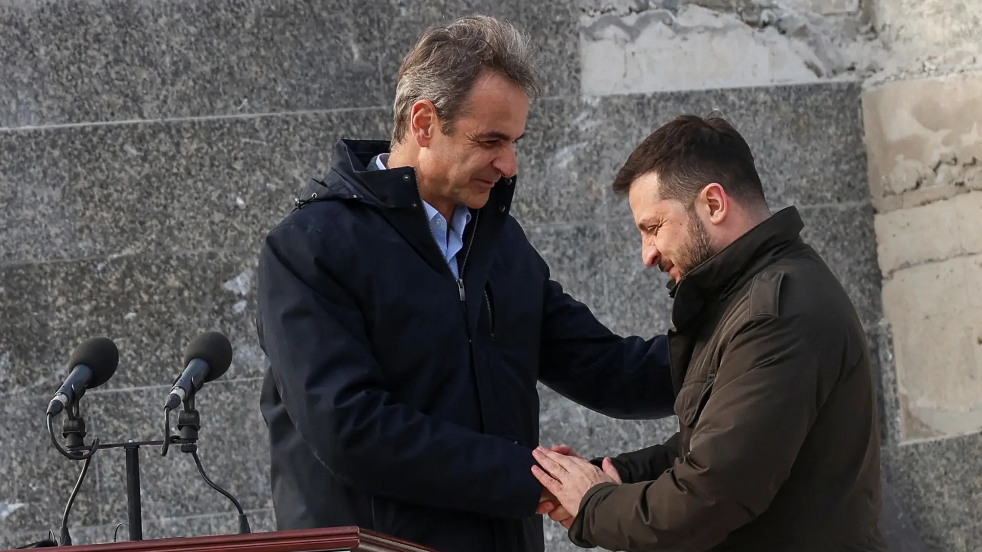 Ucrânia acusa Rússia de bombardear comitiva de Zelensky