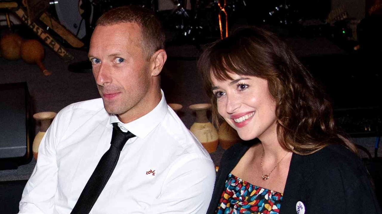 Chris Martin e Dakota Johnson estariam noivos, segundo site