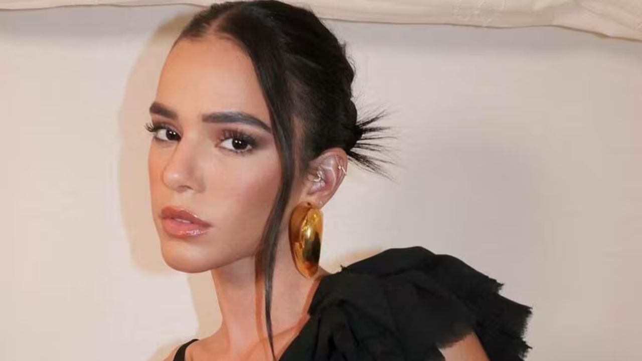 Bruna Marquezine representa três marcas na Fashion Week de Paris