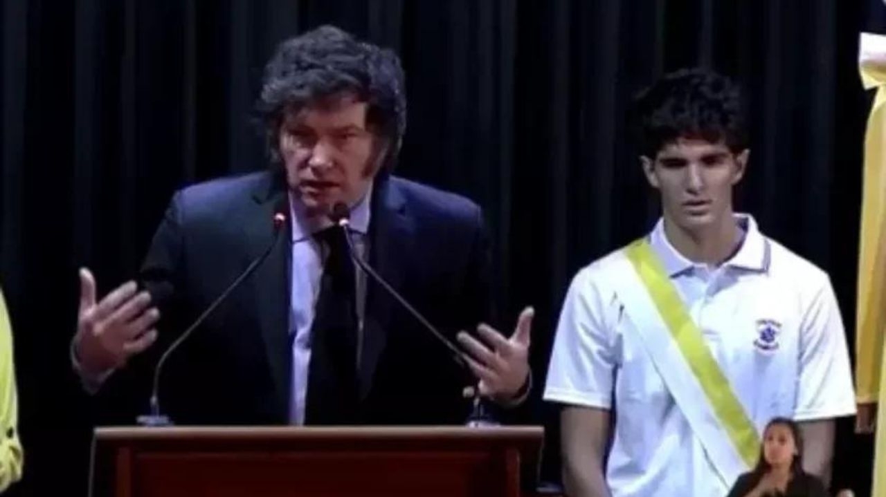 Discurso de Javier Milei é interrompido após desmaio de dois estudantes