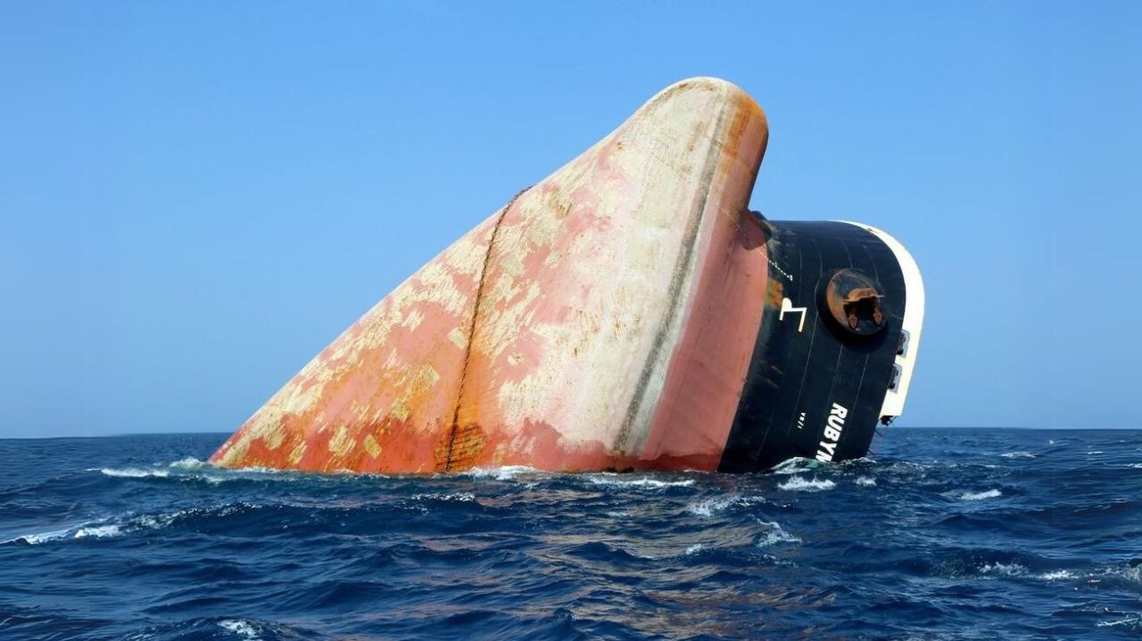 Navio de carga britânico afunda após ataque dos Houthis