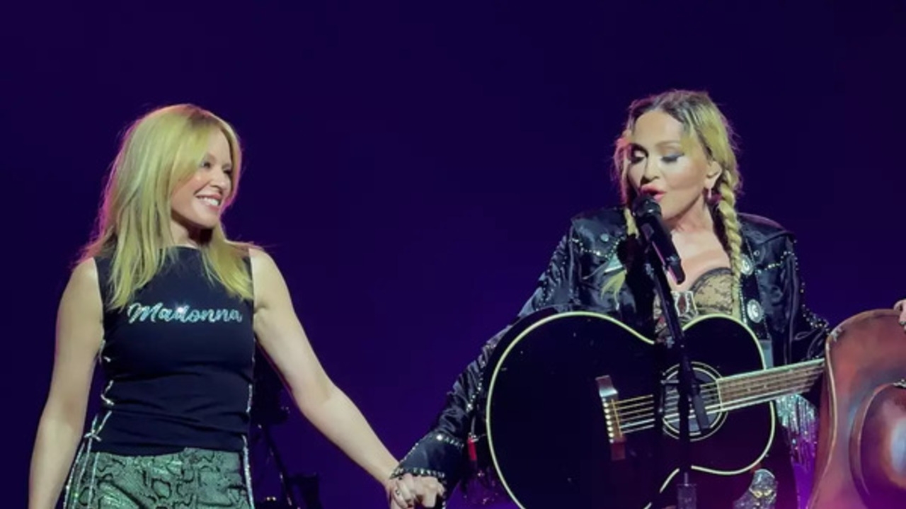 Kylie Minogue homenageia Madonna com look dos anos 2000
