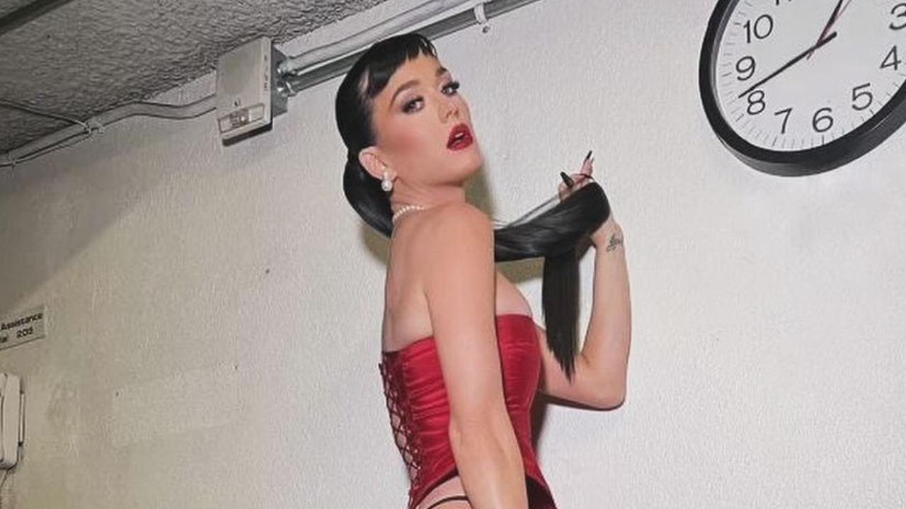 Katy Perry aparece com nova tendência no tapete vermelho