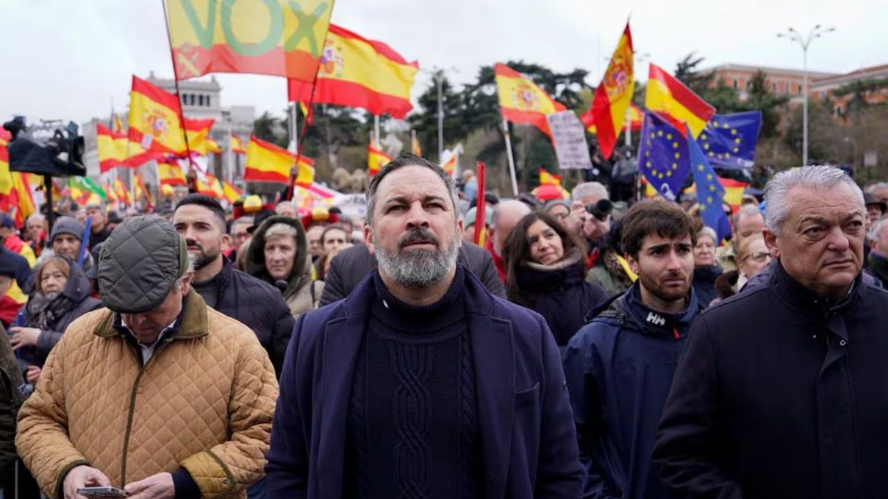 Manifestantes ocupam ruas de Madrid em protesto contra lei de anistia da Catalunha